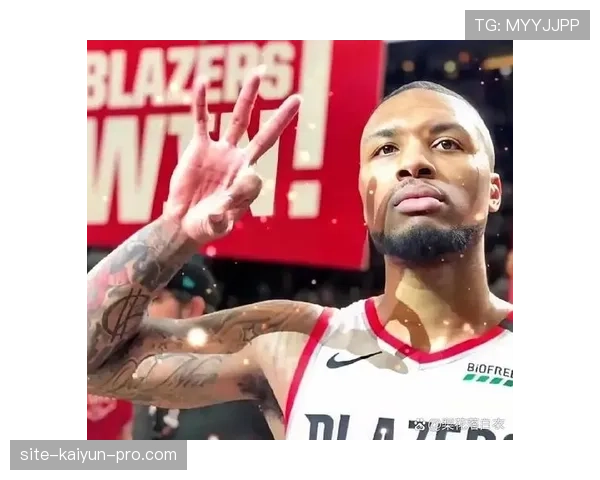 利拉德无球跑动创造关键三分，改变开拓者进攻结构