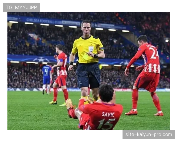 比赛官员如何分工？主裁、边裁和VAR各管什么？