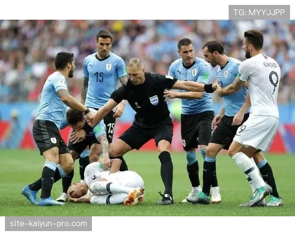 足球规则中假摔判罚的裁判判定标准与惩罚措施解析